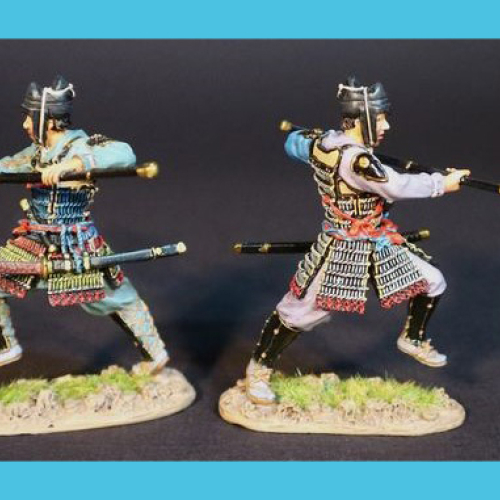 GMP0022TD   Samouraïs courant avec naginata pointée, pied gauche levé (2 figurines).