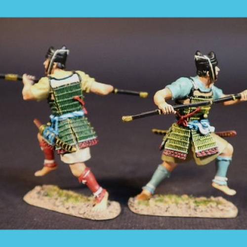 GMP0024MD   Samouraïs courant avec naginata pointée, pied droit levé (2 figurines).