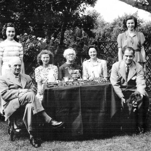 De gauche à droite, Mr Greenwood, Eleanor Clay, Brenda Yarnald, Mrs Ball, Kathleen Ball, Cynthia Booth, Herbert Jackson.