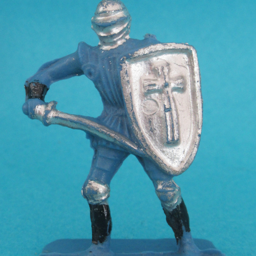 Chevalier, épée en garde et bouclier croix.