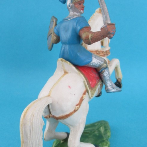 Chevalier avec épée et écu.