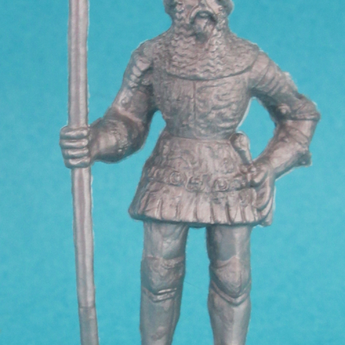 06.  Chevalier de faction avec lance et casque couronné.